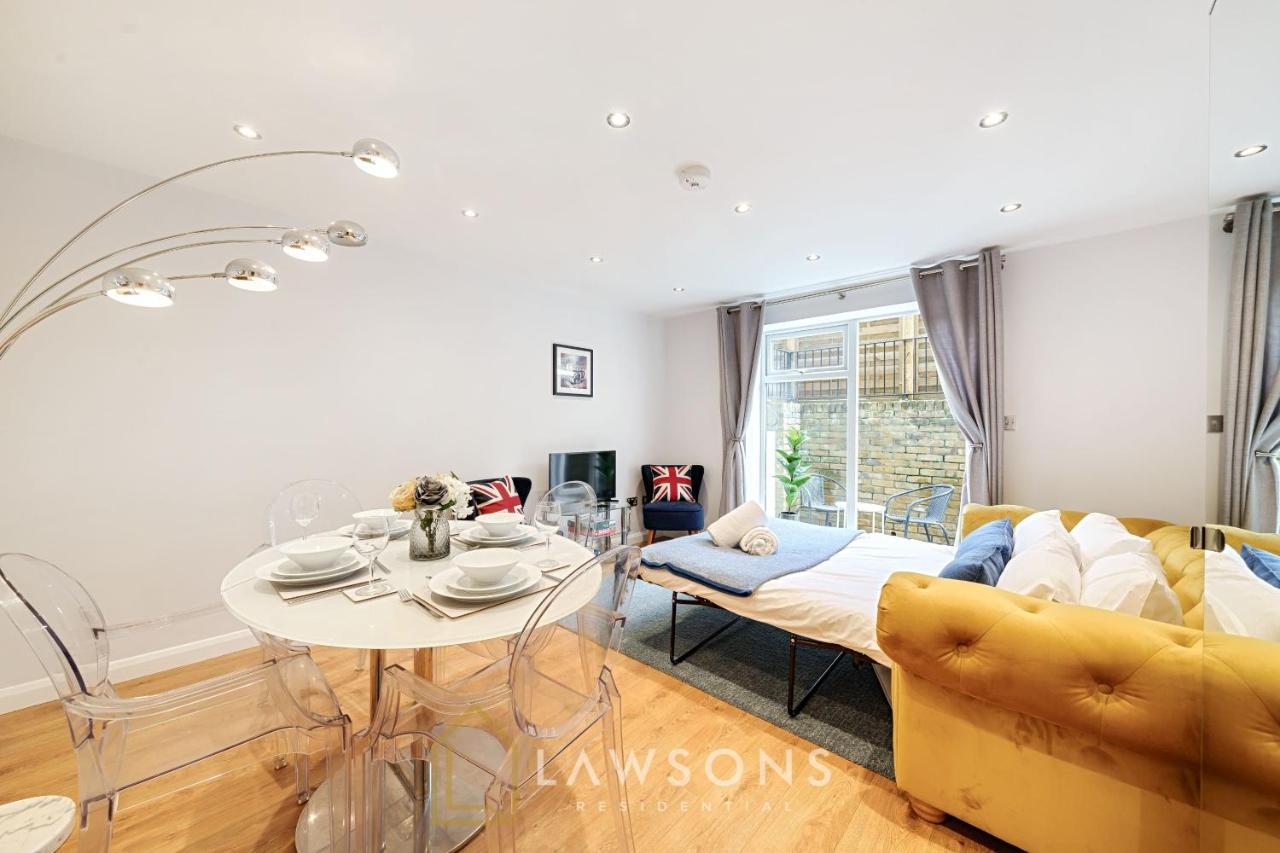 Stylish Living By Lawsons - 3 En Suites Windsor Exterior photo