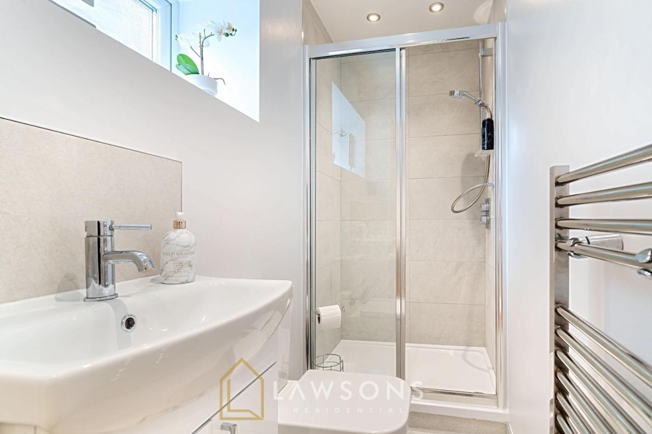 Stylish Living By Lawsons - 3 En Suites Windsor Exterior photo