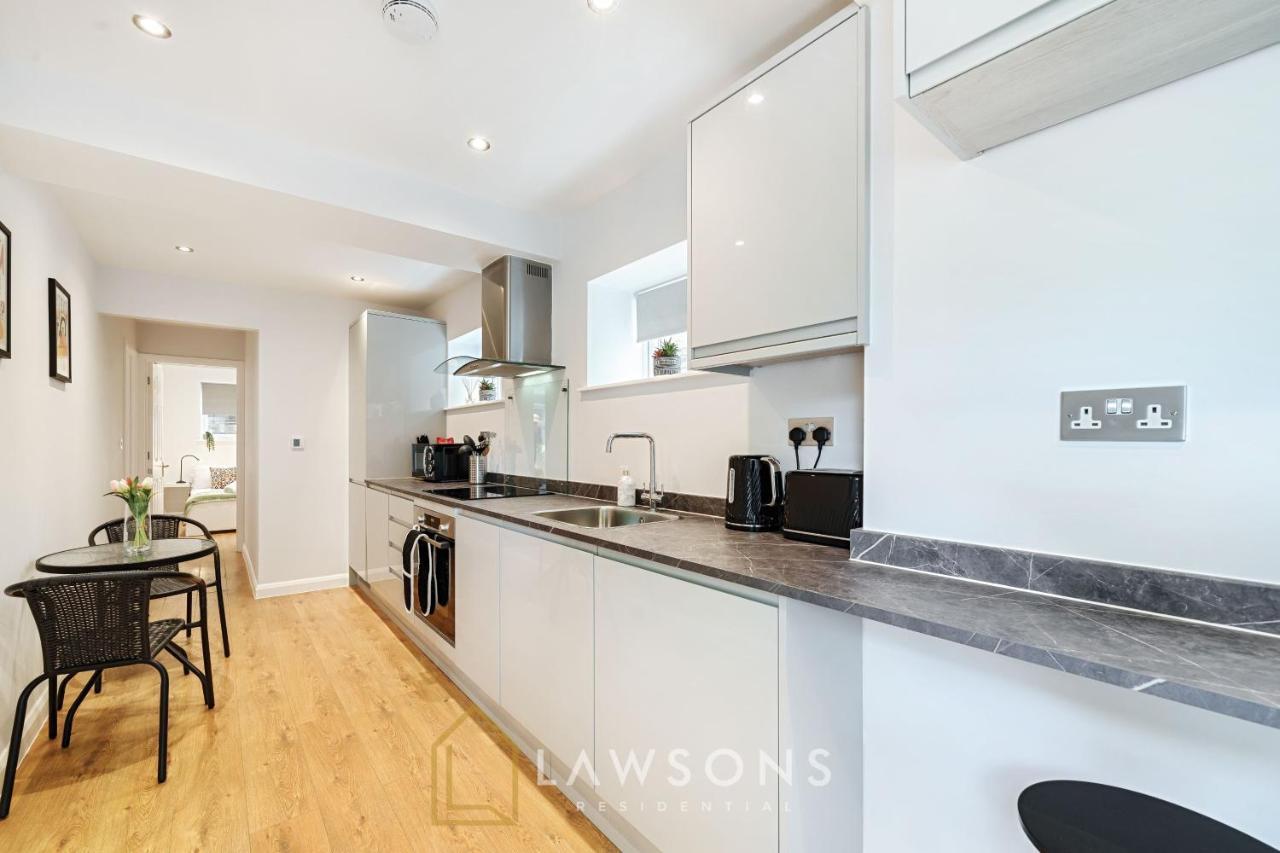 Stylish Living By Lawsons - 3 En Suites Windsor Exterior photo