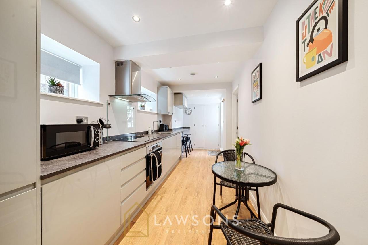 Stylish Living By Lawsons - 3 En Suites Windsor Exterior photo